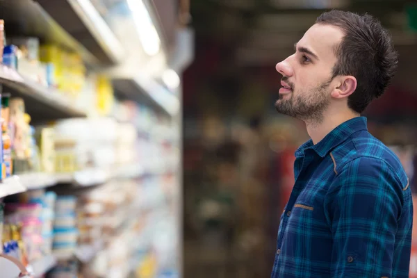 Człowiek zakupy w supermarkecie — Zdjęcie stockowe