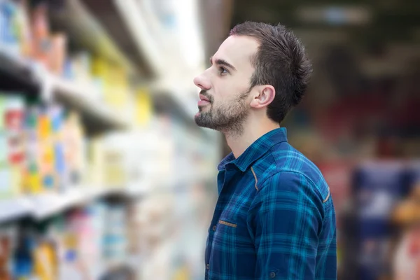 Homme souriant achetant des produits laitiers dans un supermarché — Photo