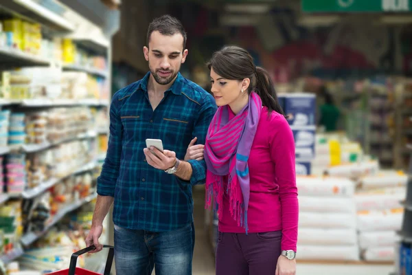 Beautiful Young Couple Shopping In A Grocery Supermarket — Stock Photo, Image