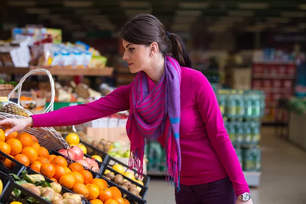 Woman Shopping At The Supermarket — Stock Photo, Image