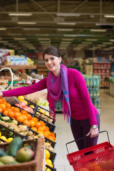 Giovane donna che fa shopping al supermercato — Foto Stock