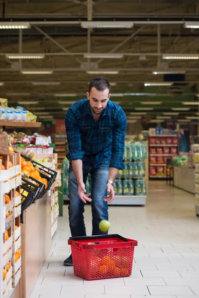 Genç adam süpermarkette alışveriş — Stok fotoğraf