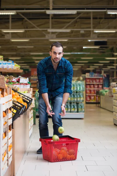 Mannen på livsmedel butik — Stockfoto