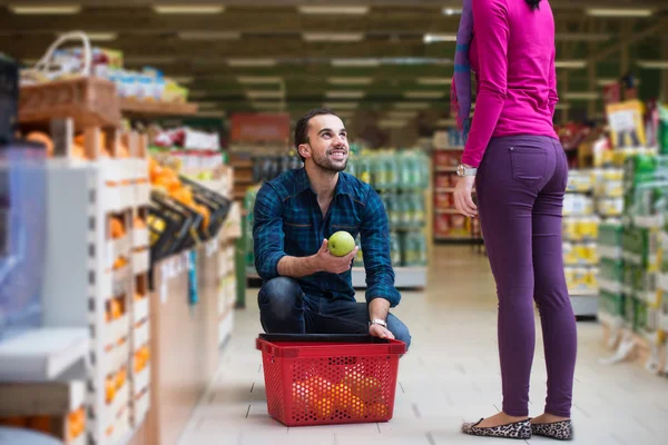 Hermosa pareja joven de compras en un supermercado de comestibles —  Fotos de Stock