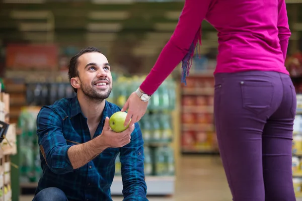 Shopping en couple au supermarché — Photo