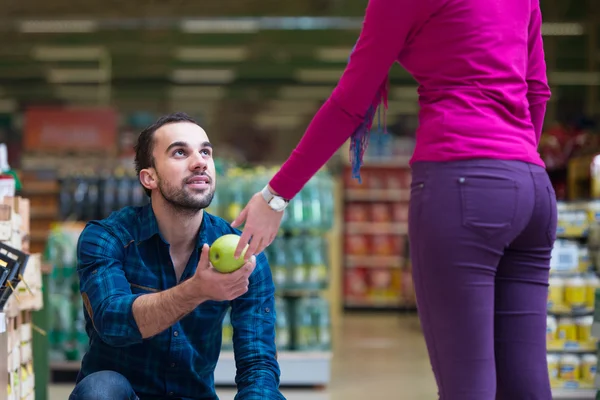 Uśmiechający się para zakupu produktów mlecznych w supermarkecie — Zdjęcie stockowe