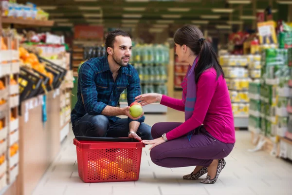 Pár nakupování v supermarketu — Stock fotografie