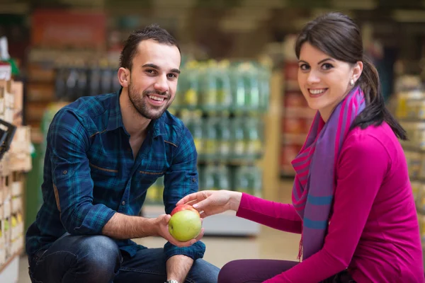 Couple At Groceries Store — Stock Photo, Image