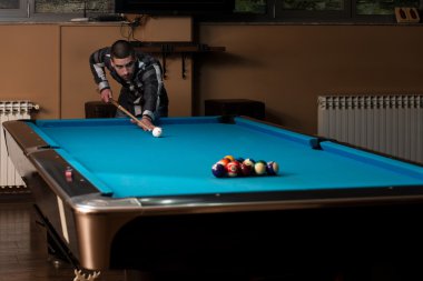 bir topa vurmaya alma amacı