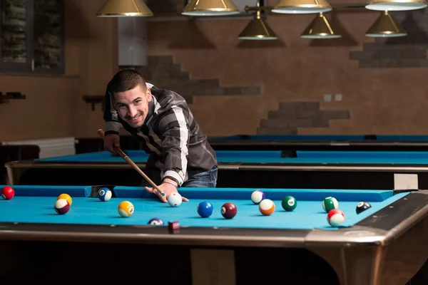 Sonriente hombre feliz jugando al billar — Foto de Stock