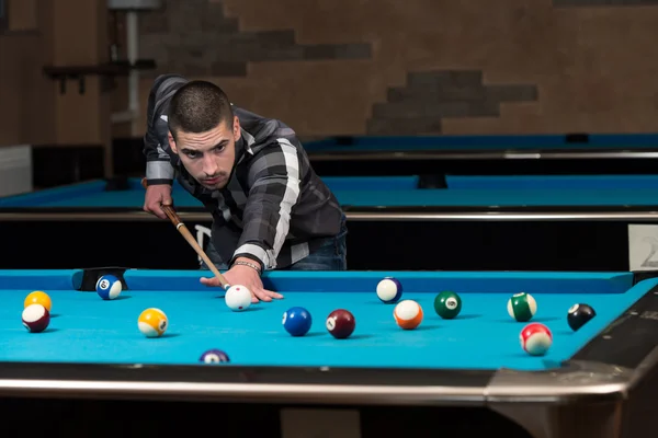 Männlicher Poolspieler — Stockfoto