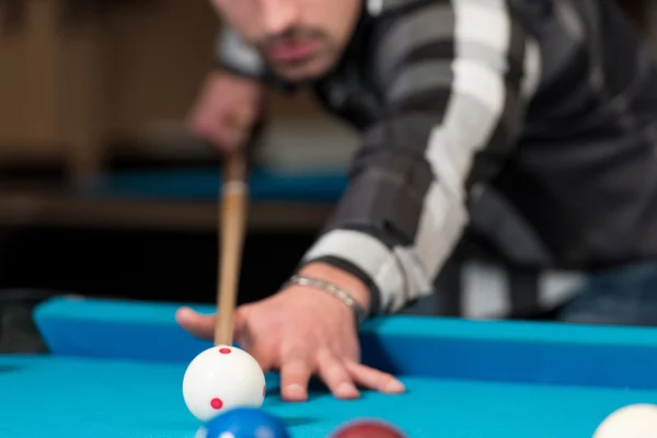 Tomando como objetivo para atirar a bola única — Fotografia de Stock