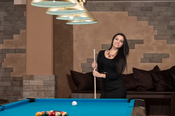 Portrait Of A Young Female Model Playing Billiards — Stock Photo, Image