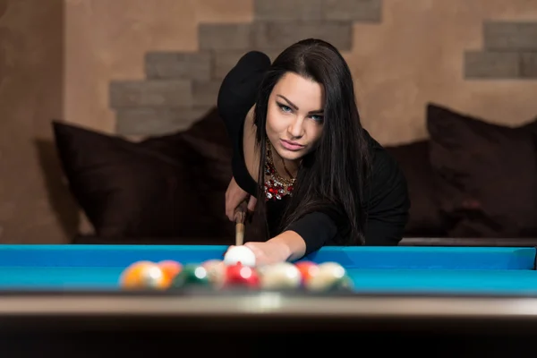 Mulher jogando piscina prestes a bater bola — Fotografia de Stock