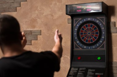 Dart oynamaktan Çift