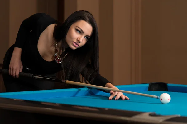 Jeune femme concentration sur boule — Photo