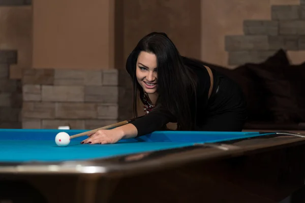 Souriant Happy Woman Jouer au billard — Photo