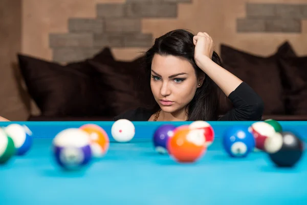 Portrait d'une jeune femme concentrée sur la balle — Photo