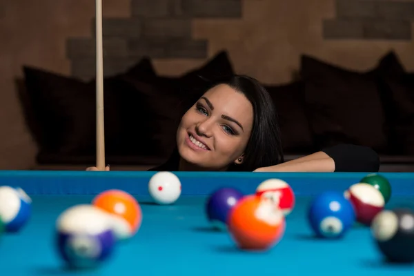 Souriant Happy Woman Jouer au billard — Photo