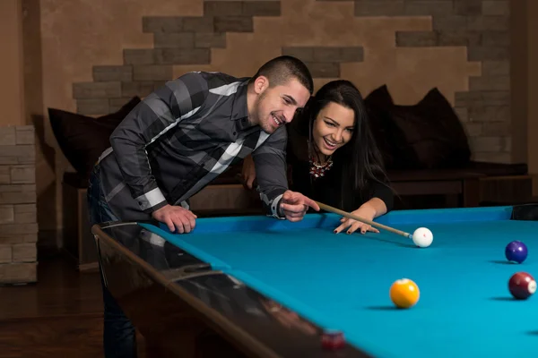 Jungen und Mädchen flirten auf einem Pool Spiel — Stockfoto