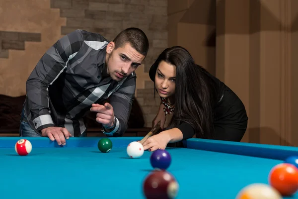 Schönes Paar spielt Pool — Stockfoto