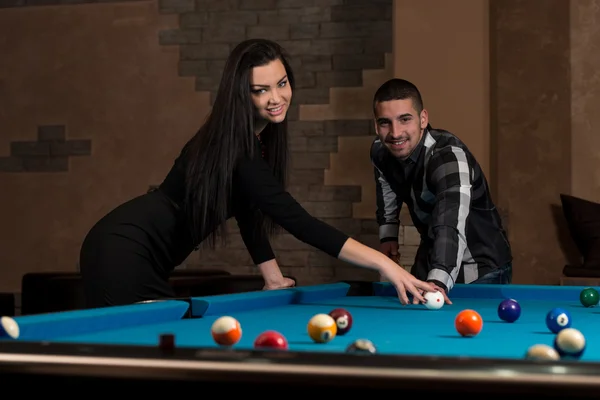 Paar spielt Pool an der Bar — Stockfoto