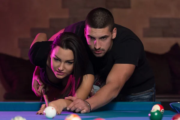 Schönes Paar spielt Pool — Stockfoto