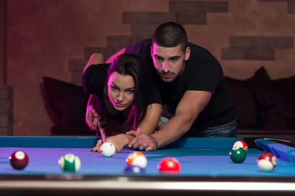 Couple dans une boîte de nuit jouant à la piscine — Photo