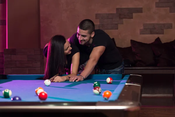 Unga vuxna spela pool — Stockfoto