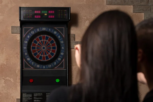 Casal jogando dardos — Fotografia de Stock