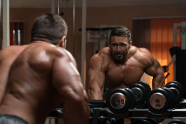 Spor salonunda sırt egzersizleri yapıyor adam