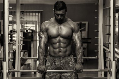 Trapezius egzersiz yaparak vücut geliştirmeci
