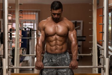 Trapezius egzersiz yaparak vücut geliştirmeci