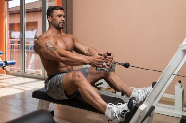 Spor salonunda sırt egzersizleri yapıyor adam