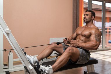 geri için ağır egzersiz yaparak vücut geliştirmeci