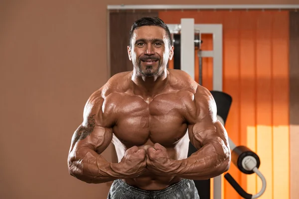 Bodybuilder faisant la pose la plus musculaire — Photo