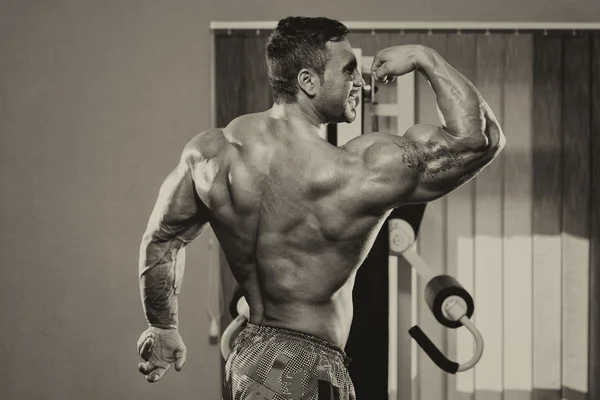 Bodybuilder montrant biceps parfaits — Photo