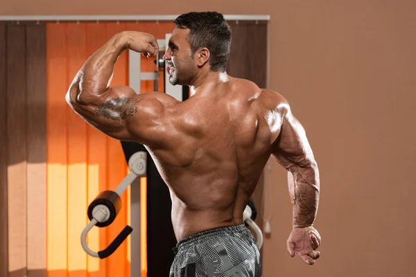 Bodybuilder visar perfekt Biceps — Stockfoto