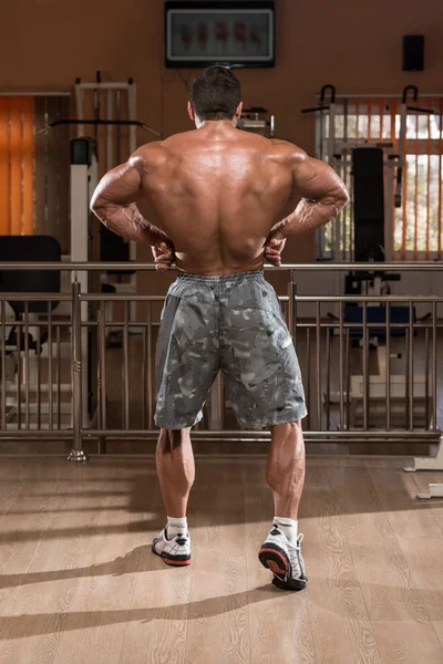 Homem mostrando suas costas bem treinadas — Fotografia de Stock