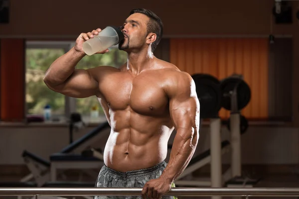 Bodybuilder trinkt Wasser aus Shaker — Stockfoto