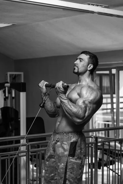 Homme musculaire faisant l'exercice lourd de poids pour des biceps — Photo