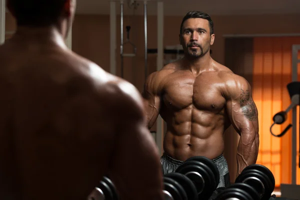 Bodybuilder Exercising Biceps — Stock Photo, Image