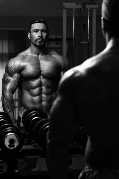 Kroppsbyggare gör övning för biceps — Stockfoto
