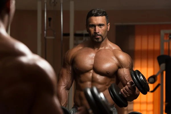 Bodybuilder doen oefening voor biceps — Stockfoto