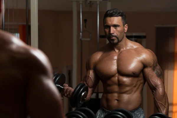 Kroppsbyggare gör tung vikt övning för Biceps — Stockfoto