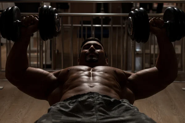 Bodybuilder doen zware gewicht oefening voor borst — Stockfoto
