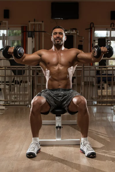 Bodybuilder Exercising Shoulders — Stock Photo, Image