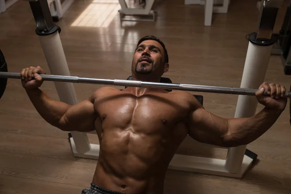 Fisiculturista fazendo exercício para o peito com Barbell — Fotografia de Stock