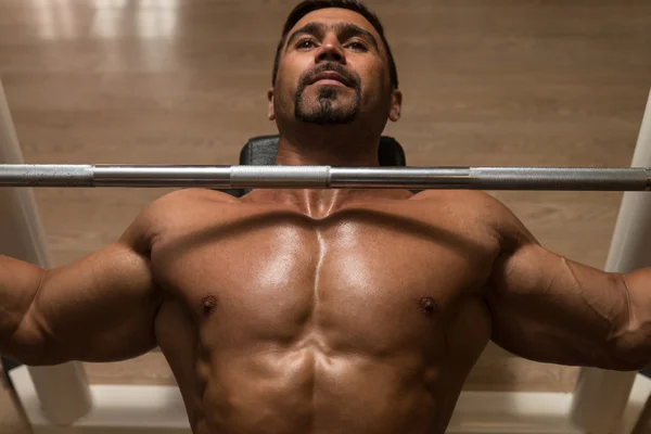 Bodybuilder doen zware gewicht oefening voor borst — Stockfoto