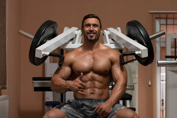 Bodybuilder faisant l'exercice pour des épaules — Photo